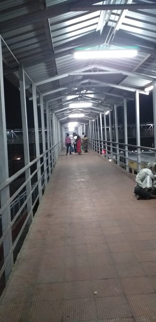 धूप से यात्रियों को राहत देने शेड तो बना दिया, लेकिन प्लेटफार्म पर काम की गति धीमी