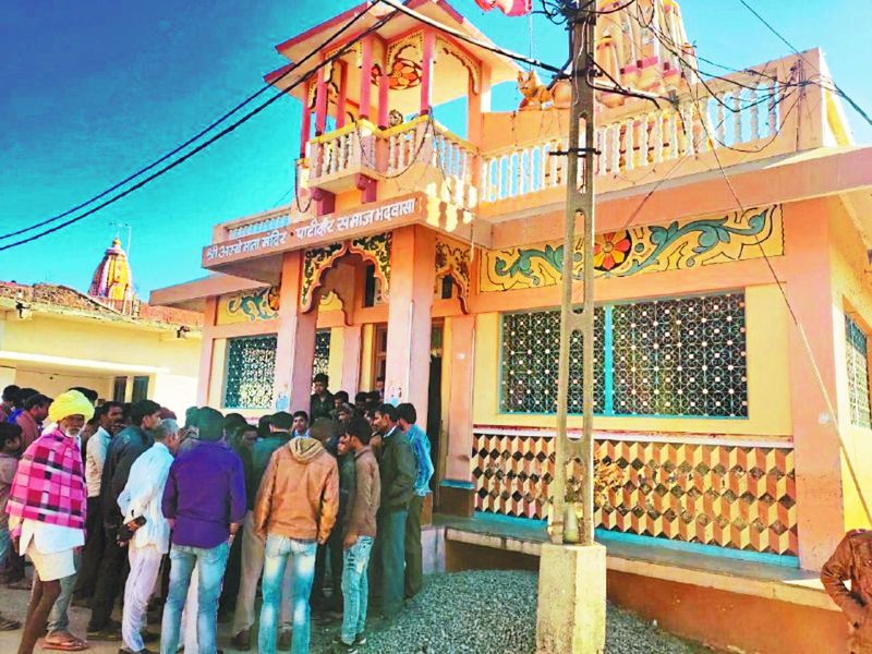 चोरों के निशाने पर मंदिर, माता के आभूषण तो कभी छत्र को चुराया