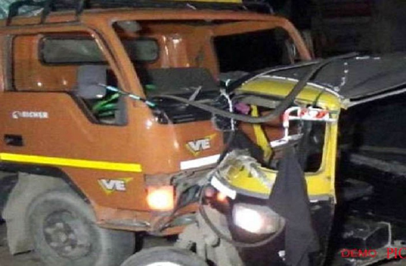 ट्रक-टेम्पों में भिडंत में 9 की मौत, मुआवजे के मुददे पर दो बार जाम लगाया