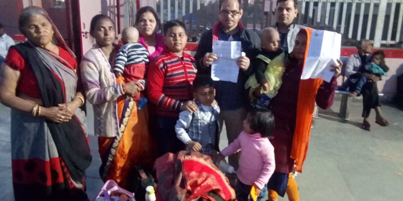 ट्रेनों में भीड़ अधिक होने से नहीं चढ़ पाए दम्पती