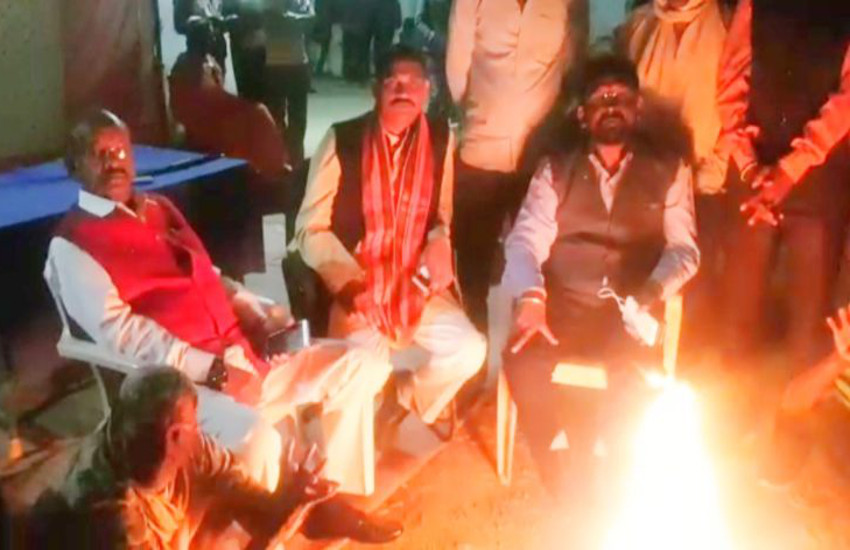 खरीदी केंद्र में अलाव जलाकर किसानों के साथ बैठे रहे पूर्व मंत्री भइयालाल, 71 किसानों ने रातभर की धान की रखवाली