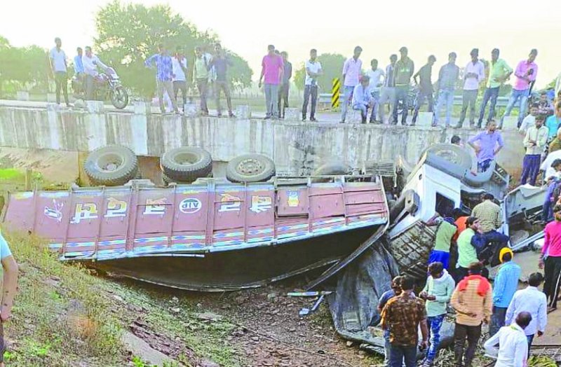 कुसमी बाईपास के पास नहर में गिरा ट्रक, तीन घंटे तक ट्रक में फंसा रहा ड्राइवर