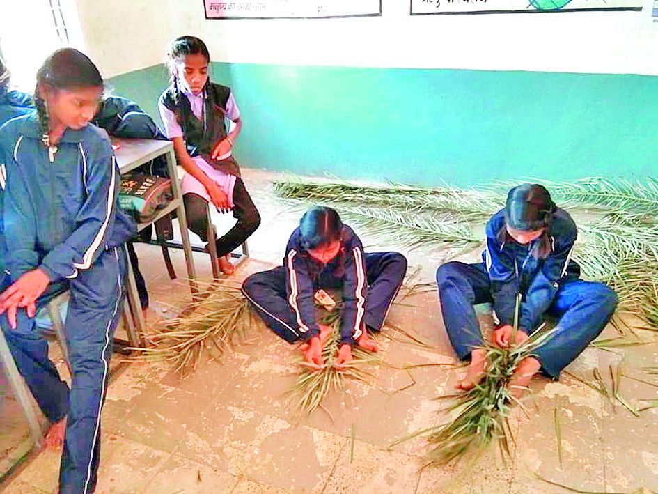 अनोखी पहल: भारतीय संस्कृति को जीवित रखने स्कूल में पढ़ाई के साथ सिखाया जा रहा झाड़ू बनाना