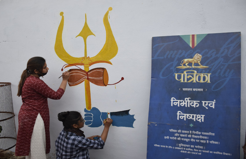 मंदिर के दीवारों पर उकेर दिए भगवान शिव के रूप, साथ में दिया स्वच्छता का संदेश