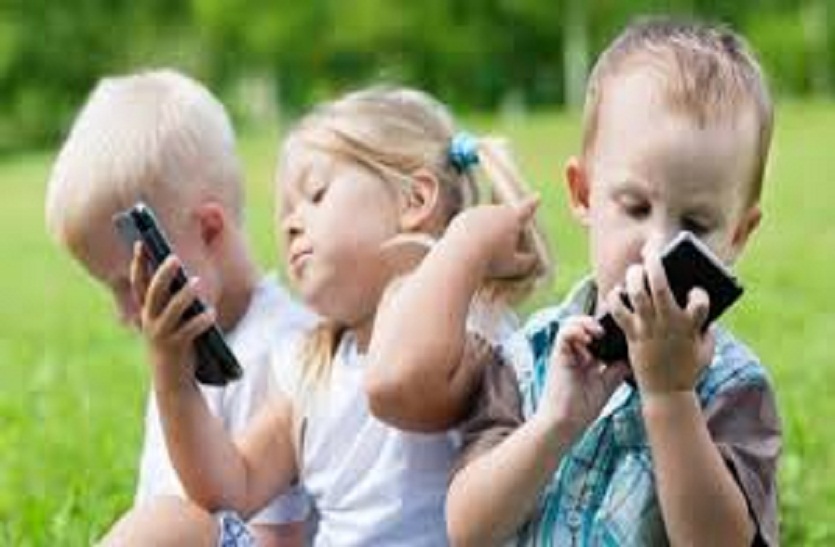 मोबाइल पर ज्यादा देर देखने से बच्चों का विकास पर असर
