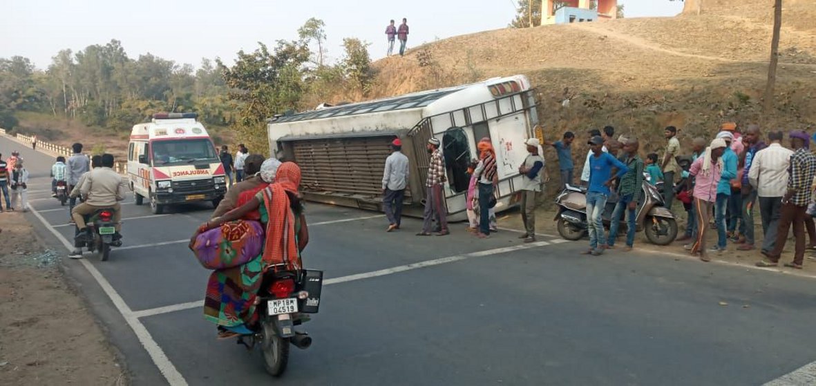 Big accident: while walking, suddenly the bus overturned on top of the