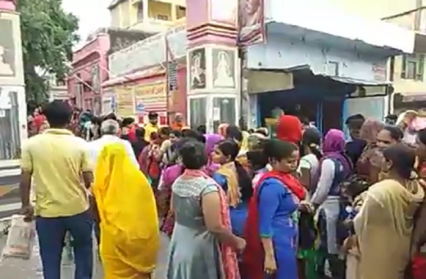 कई सालों पुराने पांडेश्वर नाथ मंदिर में पर उमड़ा आस्था का जन सैलाव, पूरे दिन लगा रहा भक्तों का तांता