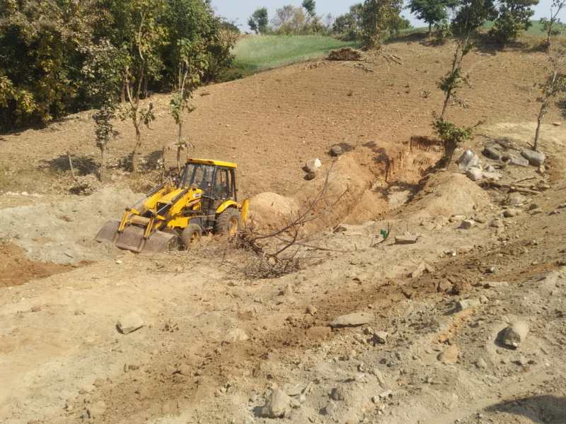 मजदूरों की बजाय मशीनों से तालाब खोदने पर जेसीबी और ट्रैक्टर जब्त
