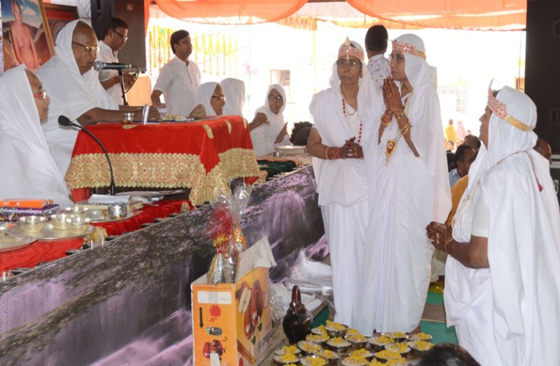 दीक्षा महोत्सव में उमड़ा जन सैलाब