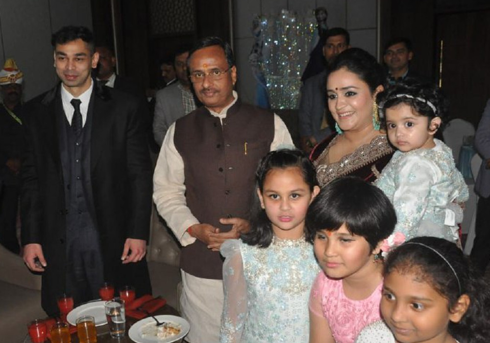 मुलायम सिंह की छोटी बहु की बेटी के जन्मदिन पर पहुंचे उपमुख्यमंत्री दिनेश शर्मा 