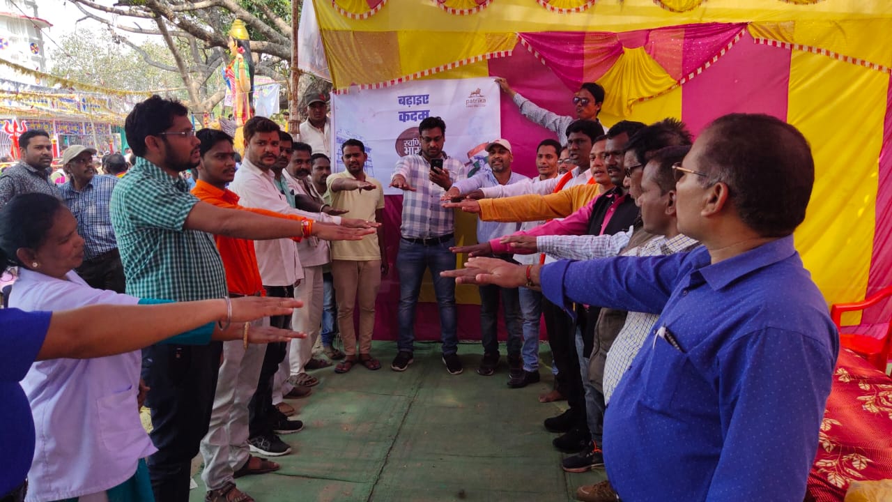 स्वर्णिम भारत अभियान में नो प्लास्टिक के संकल्प के साथ भक्तों ने किया भोलेनाथ का अभिषेक