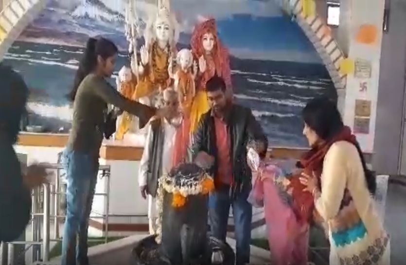 Mahashivratri : भोले के भक्त इन चीजों को चढ़ा भोले बाबा को रिझाने का कर रहे प्रयास