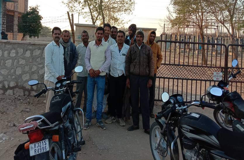 Farmers wait outside, discom workers keep sleeping
