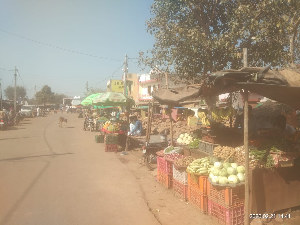 सब्जी मंडी में दुकान लगाने ग्राम पंचायत ने सब्जी विक्रेताओं को थमाए नोटिस