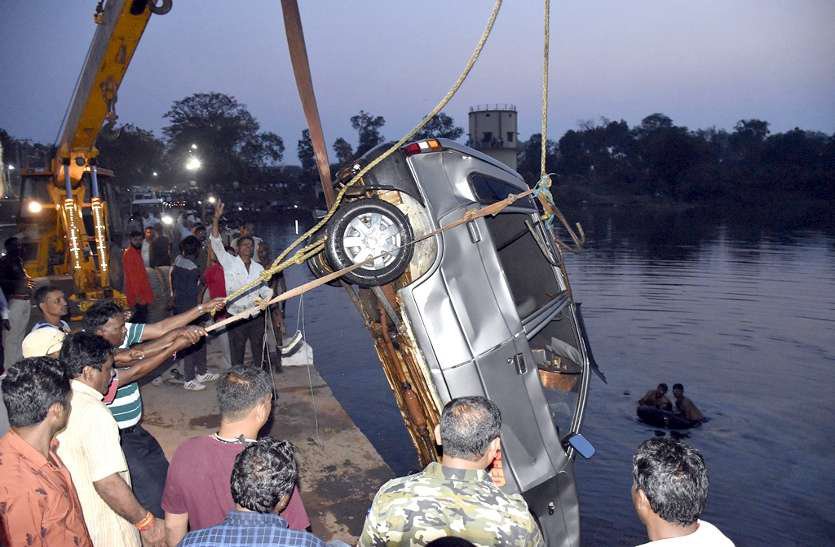 महाशिवरात्रि का मेला देखकर लौट रहे चार दोस्तों की कार शिवनाथ नदी में गिरी, पानी में दम घुटने दो की मौत, दो को लोगों ने बचाया
