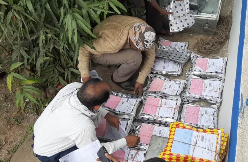 पुलिस जवानों की तैनाती के बीच प्रश्न पत्रों का किया गया वितरण, जिले के 110 केंद्रों में होगी बोर्ड परीक्षा