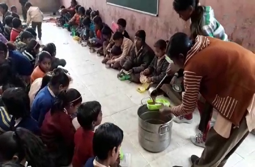 How is the mid-day meal available in school, will be investigated