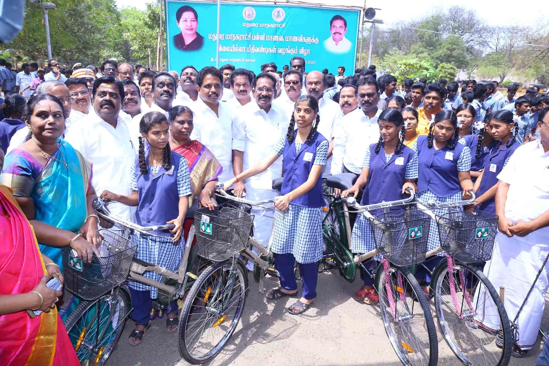 दो हजार ३३२ विद्यार्थियों को साइकिलें वितरित