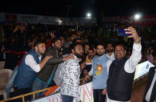 फैडरेशन कप वॉलीबाल प्रतियोगिता के समापन समारोह में केन्द्रीय मंत्री अनुराग ठाकुर संग सेल्फी लेते सांसद सीपी जोशी
