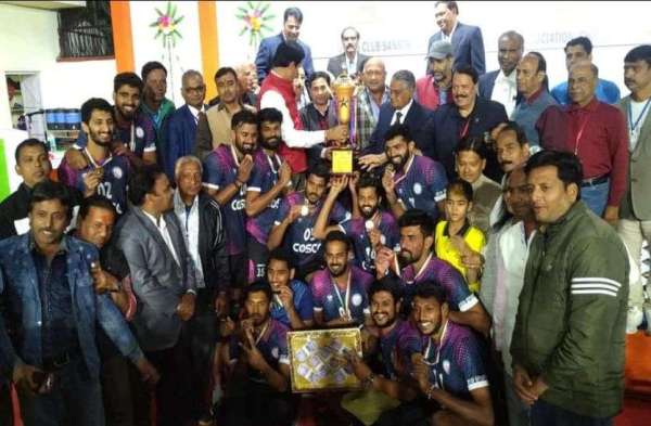 फैडरेशन कप वॉलीबाल प्रतियोगिता में पुरूष वर्ग में विजेता कर्नाटक टीम