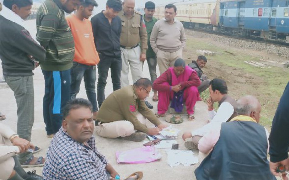 ASI posted in Bhopal cut off from train and died in Rewa station