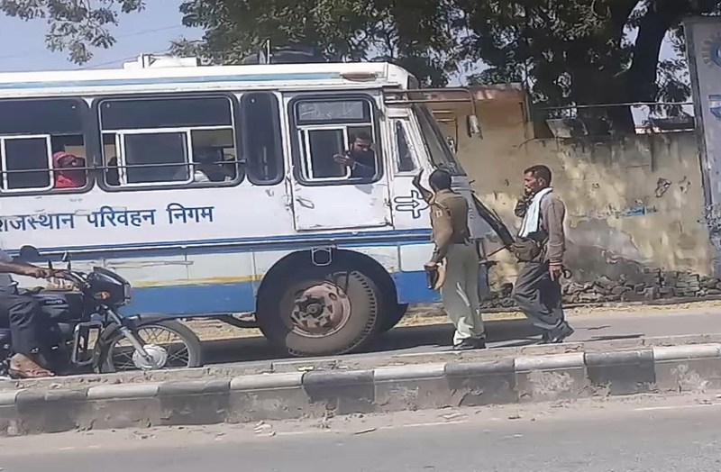 लापरवाहीपूर्वक बस चलाने पर रोडवेज चालक को पुलिस को सौंपा