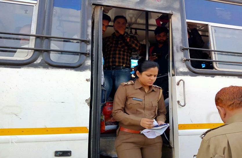 बसों में खड़ी महिलाओं को दिलाई आरक्षित सीट,  शिकायत के लिए हेल्पलाइन नंबर जारी