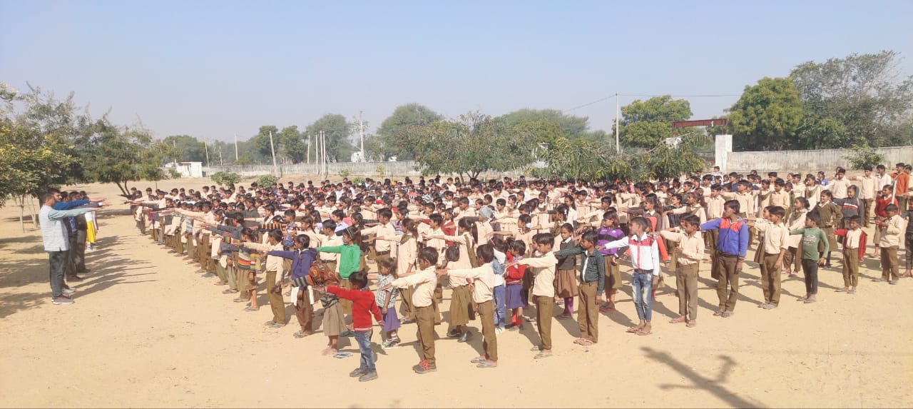 swarnim bharat : शिक्षकों और विधार्थियों ने गांव को स्वच्छ रखने की ली शपथ