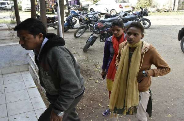 रोजगार के नाम पर फीस वसूल रही एजेंसी के प्रबंधक को शिकायत पर पुलिस ने थाने में बैठाया