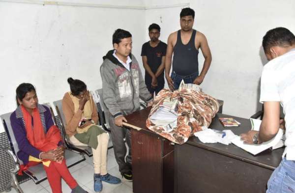 रोजगार के नाम पर फीस वसूल रही एजेंसी के प्रबंधक को शिकायत पर पुलिस ने थाने में बैठाया