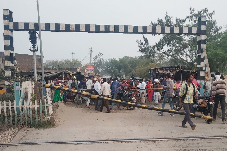 रेलवे फाटक तोडक़र फरार हुआ ट्रैक्टर चालक, बूंदी मार्ग पर यातायात ठप
