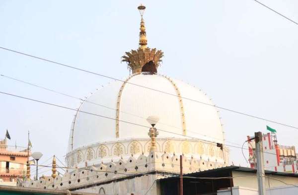 808th urs : गुम्बद पर मधुमक्खियों का छत्ता...कहीं मचा न दे भगदड़