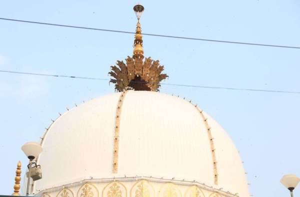 808th urs : गुम्बद पर मधुमक्खियों का छत्ता...कहीं मचा न दे भगदड़