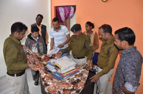 रोजगार के नाम पर फीस वसूल रही एजेंसी के प्रबंधक को शिकायत पर पुलिस ने थाने में बैठाया