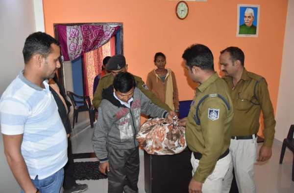 रोजगार के नाम पर फीस वसूल रही एजेंसी के प्रबंधक को शिकायत पर पुलिस ने थाने में बैठाया