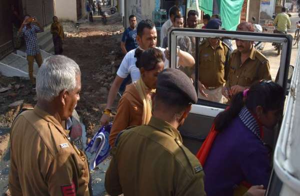 रोजगार के नाम पर फीस वसूल रही एजेंसी के प्रबंधक को शिकायत पर पुलिस ने थाने में बैठाया