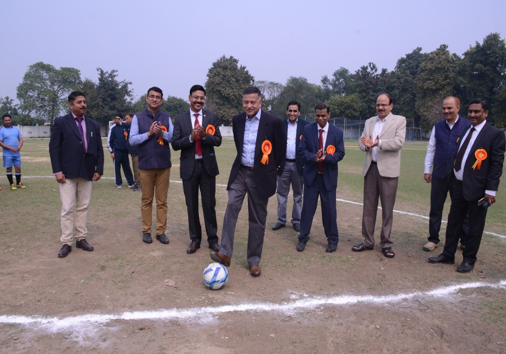उत्तर प्रदेश परिमण्डल की मेजबानी में शुरू हुआ भारतीय डाक फुटबॉल प्रतियोगिता खिलाड़ियों ने दिखाया अपना हुन्नर 