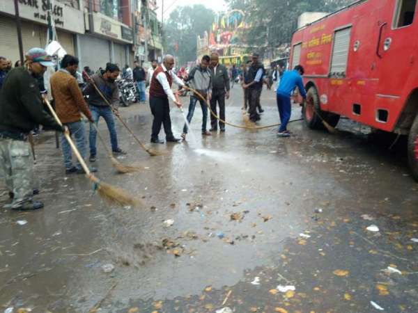 बहुत मेहनत से साफ हुई सड़क