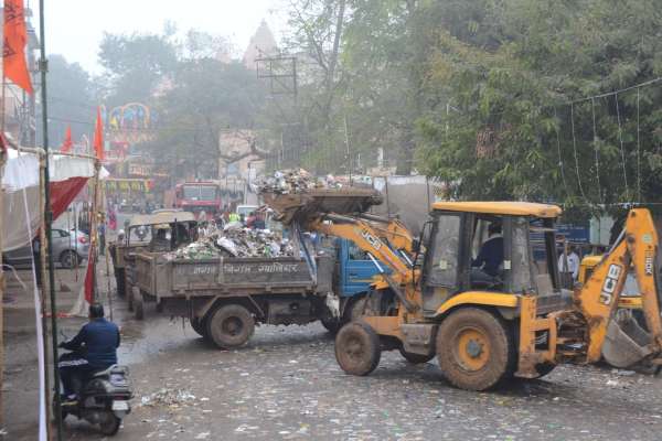 बहुत मेहनत से साफ हुई सड़क