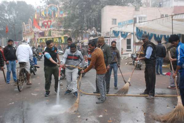 बहुत मेहनत से साफ हुई सड़क
