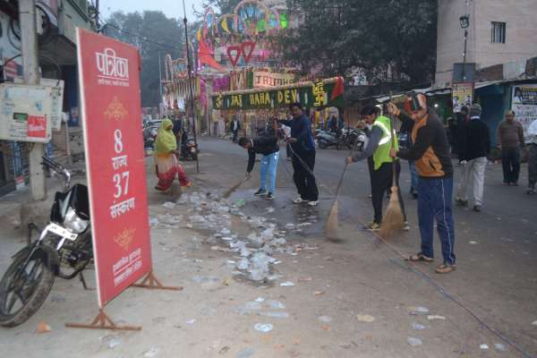 बहुत मेहनत से साफ हुई सड़क