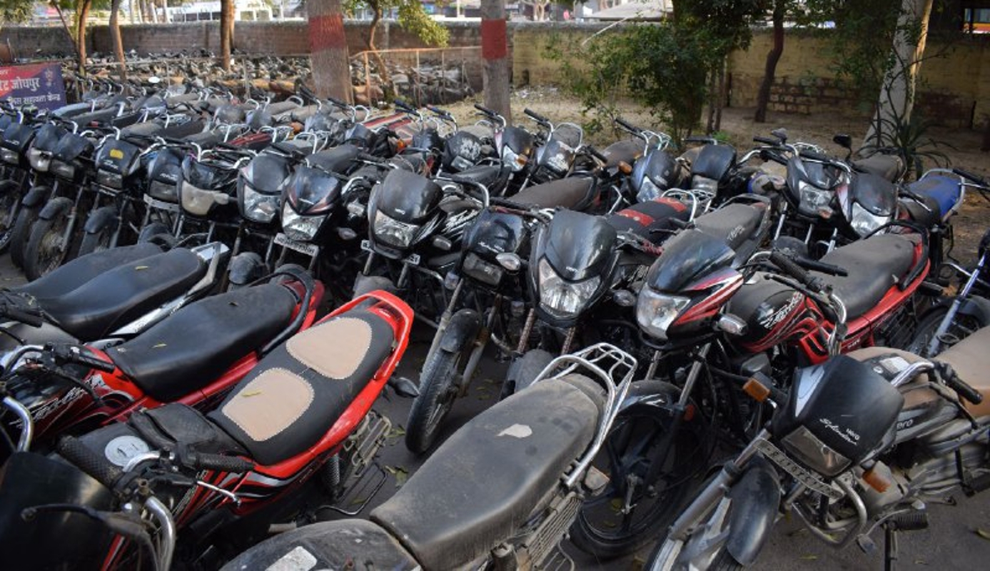 जोधपुर से चुरा कर सीमावर्ती गांवों में सस्ती बेचता मोटरसाइकिल, खरीदार भी गिरफ्तार