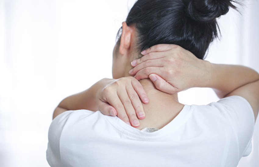 Body Pain: बीमारी का संकेत हो सकता है शरीर में लगातार दर्द, न करें नजरअंदाज