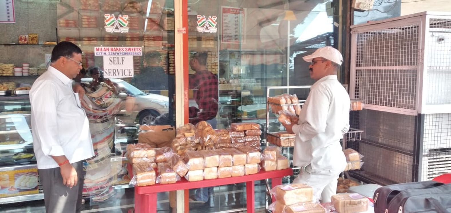 खाद्यअधिकारी ने सात दुकानों पर निरीक्षण कर लिए सैंपल