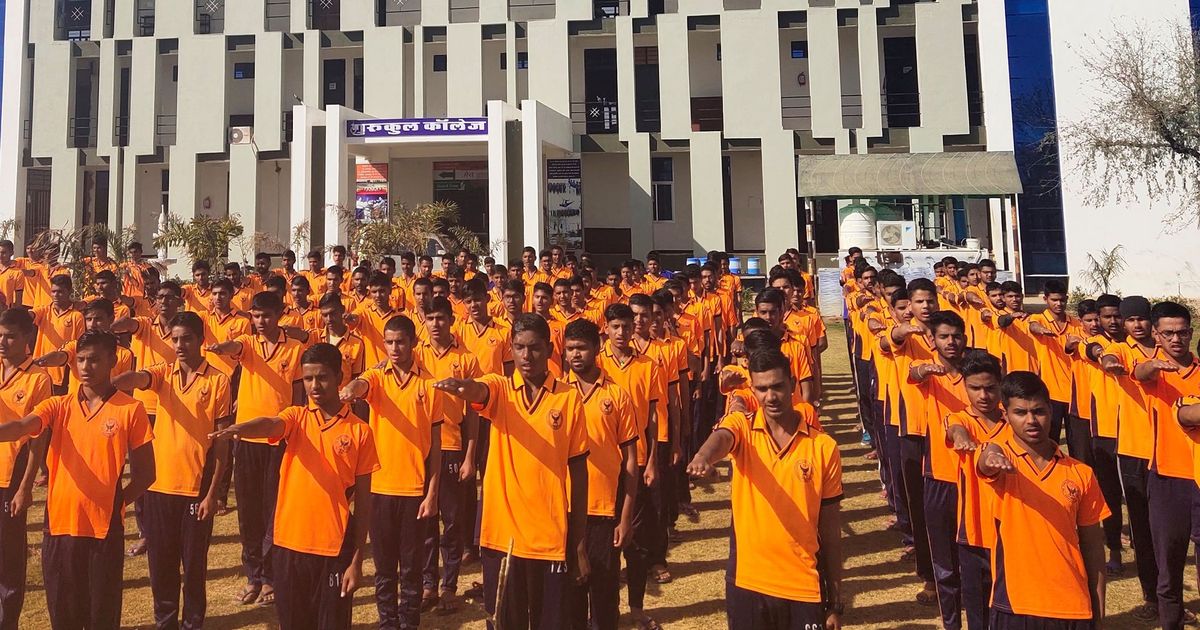 कुचामन के गुरुकुल डिफेंस में स्वर्णिम भारत अभियान की शपथ लेते विद्यार्थी।