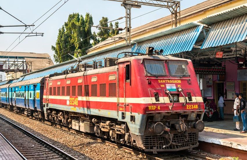 Railway : इंदौर से मुंबई के बीच चलने वाली इस ट्रेन का समय बदला, ये है नया टाइमिंग