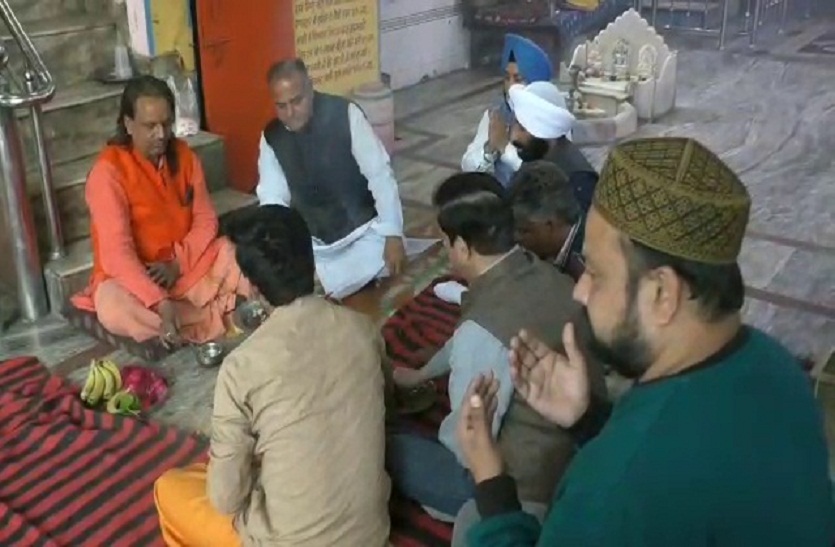 Delhi Violence: सौहार्द के लिए मंदिर में हुआ हवन, मुस्लिमों ने मांगी दुआ