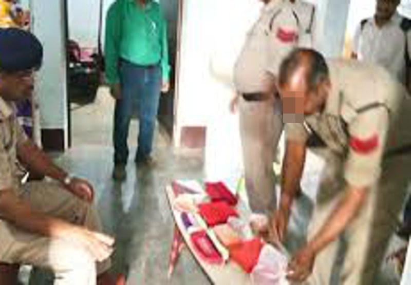 पति का इलाज कराने डॉक्टर गईं थीं दिल्ली, कामवाली बाई बोली- मैडम, आपके घर का ताला टूटा हुआ है, जब आई तो...