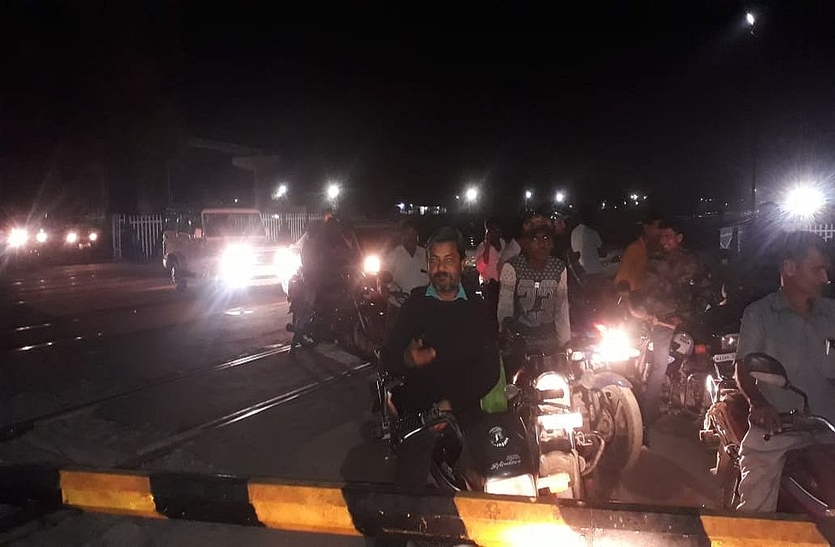 तकनीकी खराबी से लॉक हुआ गांधीनगर रेलवे फाटक, वाहन चालक हुए परेशान