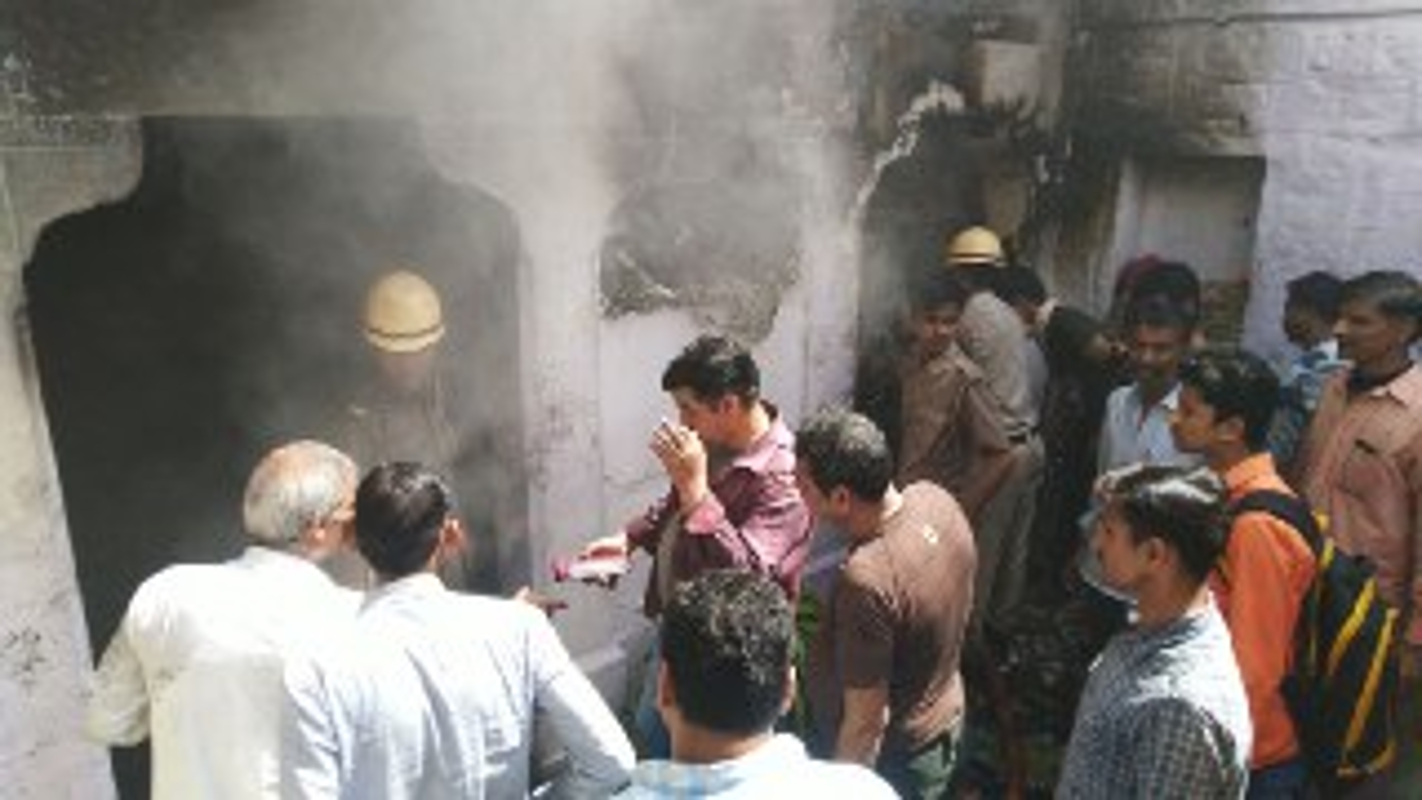 सरदारपुरा के एक मकान में बने गोदाम में लगी आग
